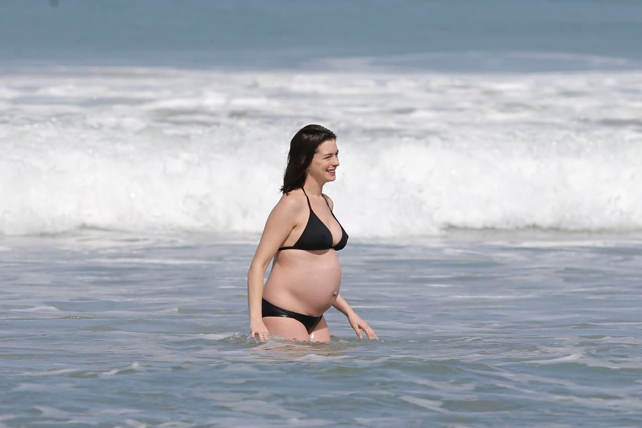 Hathaway confesó que fue en una playa donde se enteró que sería mamá.