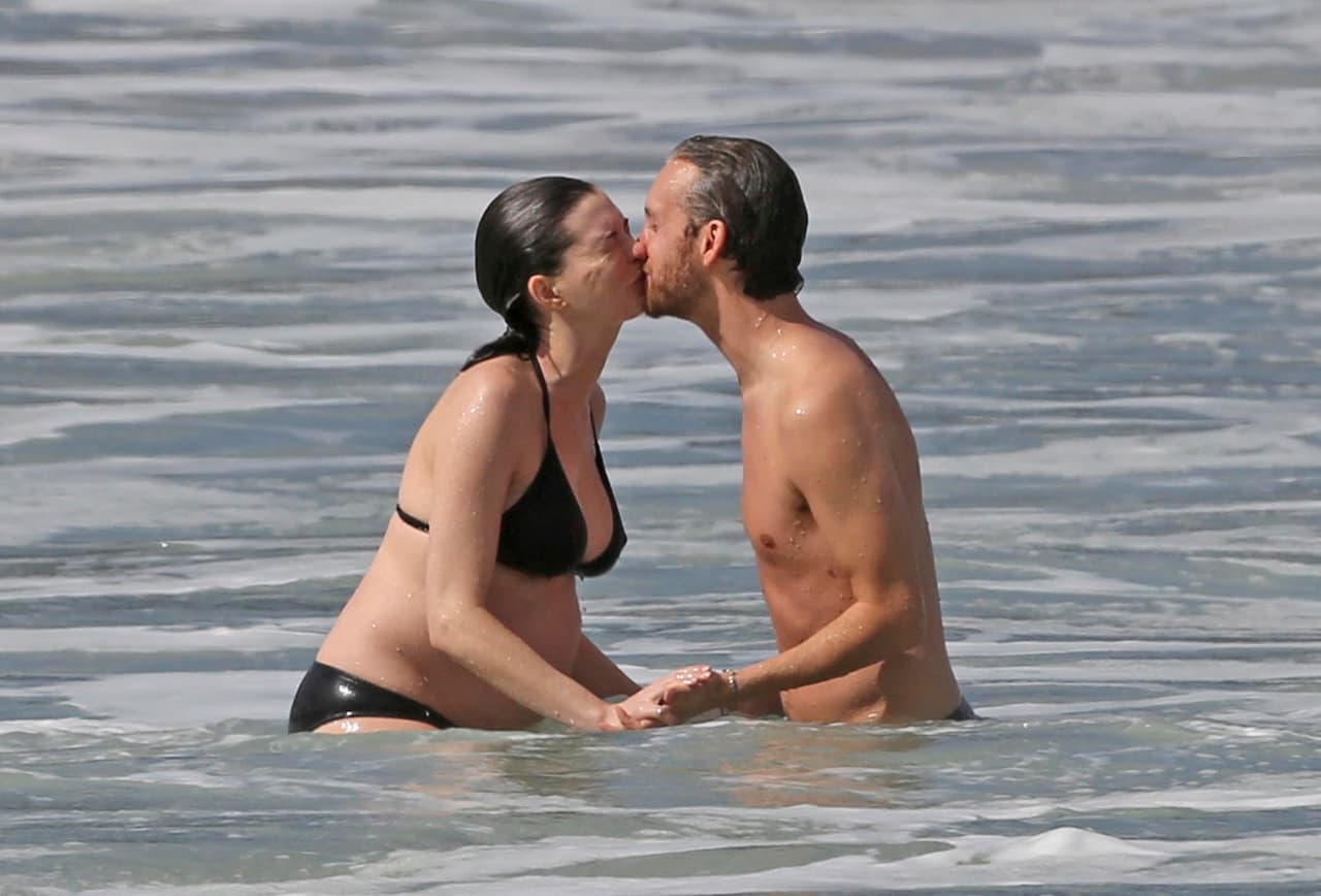 La parejita está más que enamorada.