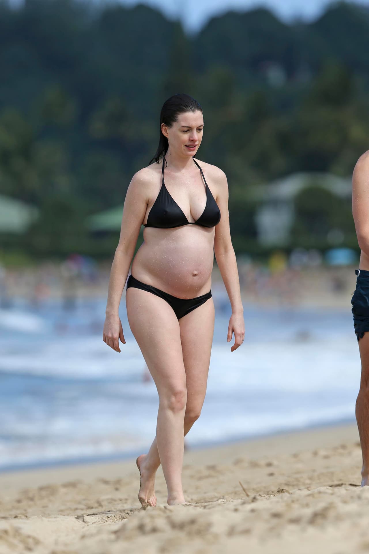 Anne Hathaway nos sigue enseñando esa pancita mientras se relaja en las playas de Hawaii.