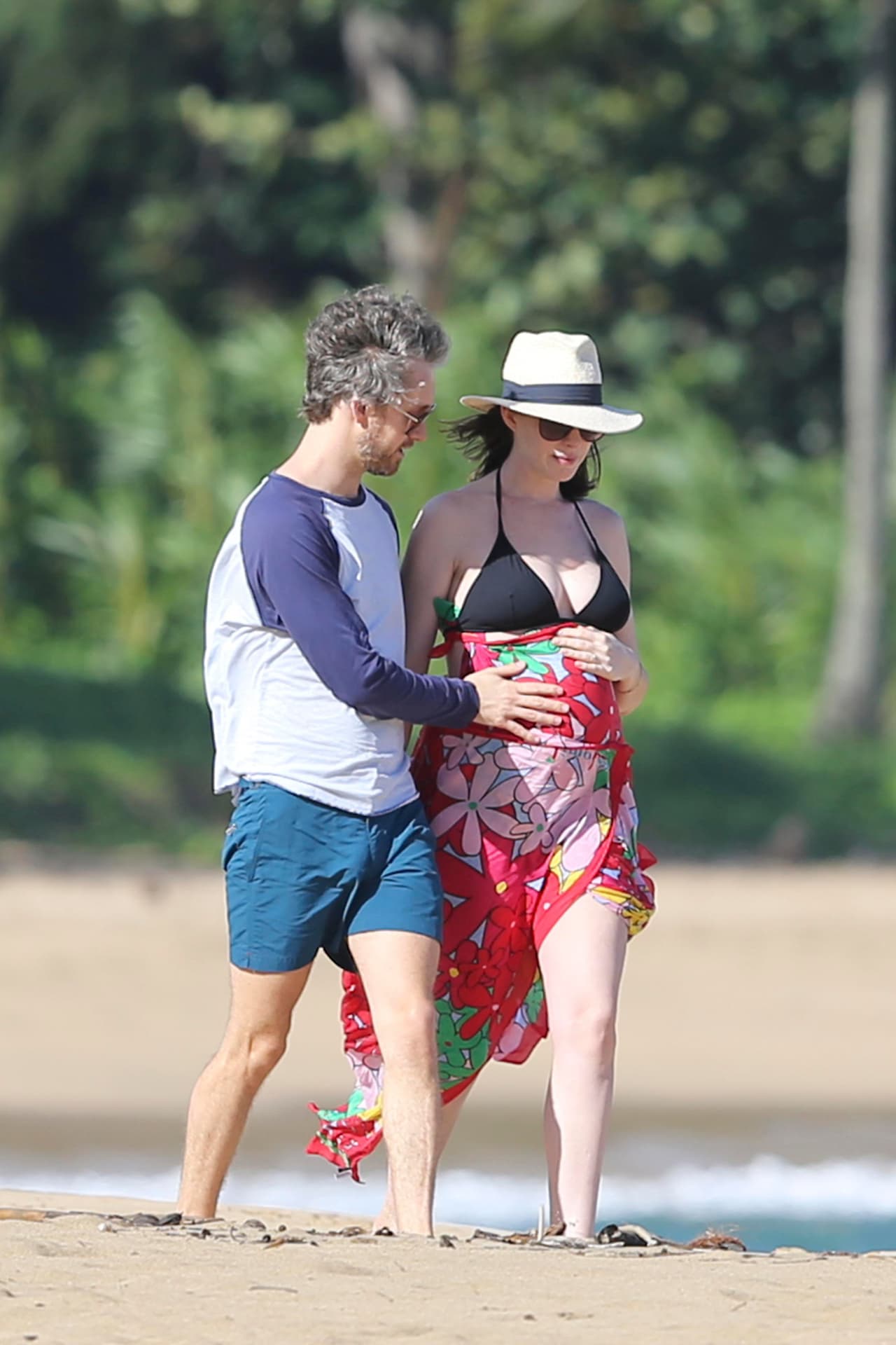 Adam la cuido todo el tiempo y le tocaba la pancita.