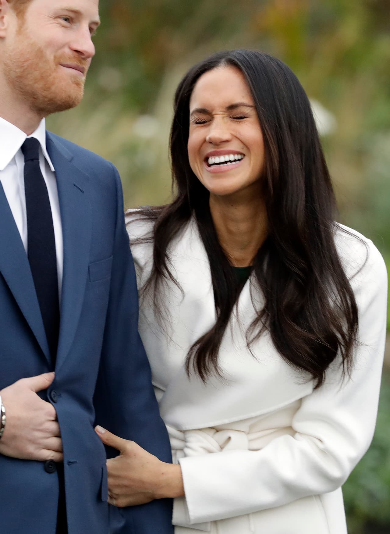 Markle usó un traje verde oscuro de P.A.R.O.S.H. el cual tiene un costo de 583 dólares bajo un abrigo crema de la línea canadiense ‘LINE The Label’.