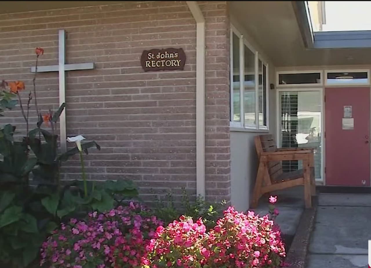 “Entiendo que nuestra iglesia católica local deja las puertas abiertas los domingos hasta tarde”, detalló el oficial Burke.