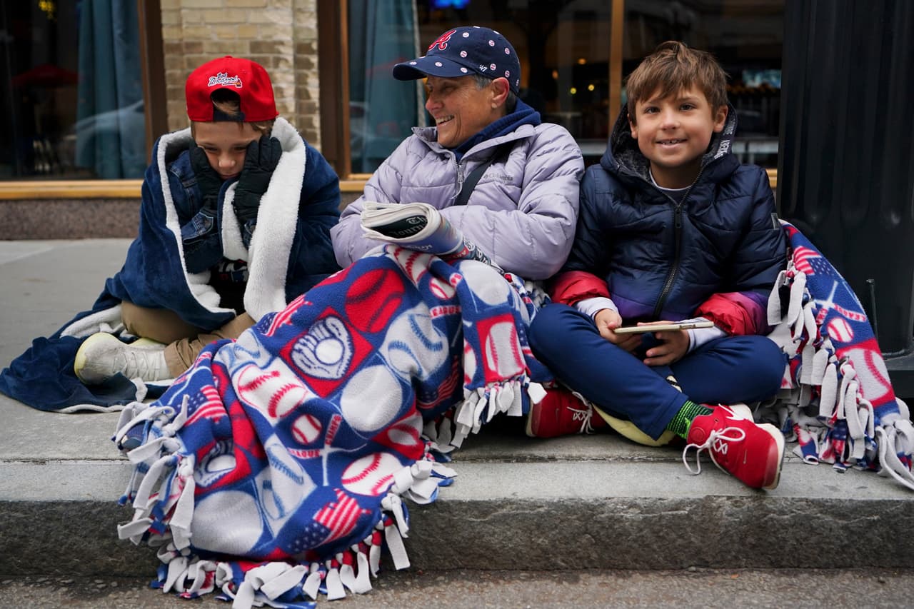 Incluso los distritos escolares de los condados Clayton, Cobb, DeKalb, Gwinnett y Fulton suspendieron las clases para que los niños pudieran asistir al desfile y disfrutar de las celebraciones por el equipo local.