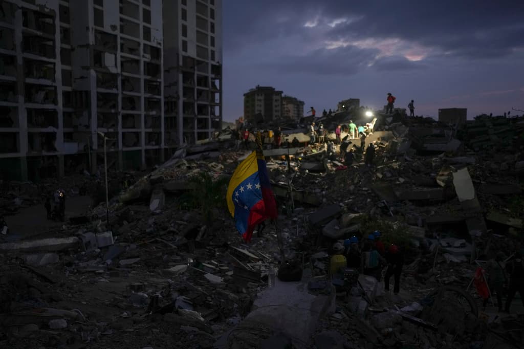 Residentes y rescatistas buscan entre los escombros de los edificios dañados por los terremotos que azotaron La Guaira, Venezuela, el jueves 2 de julio de 2026. (Foto AP/Matias Delacroix)