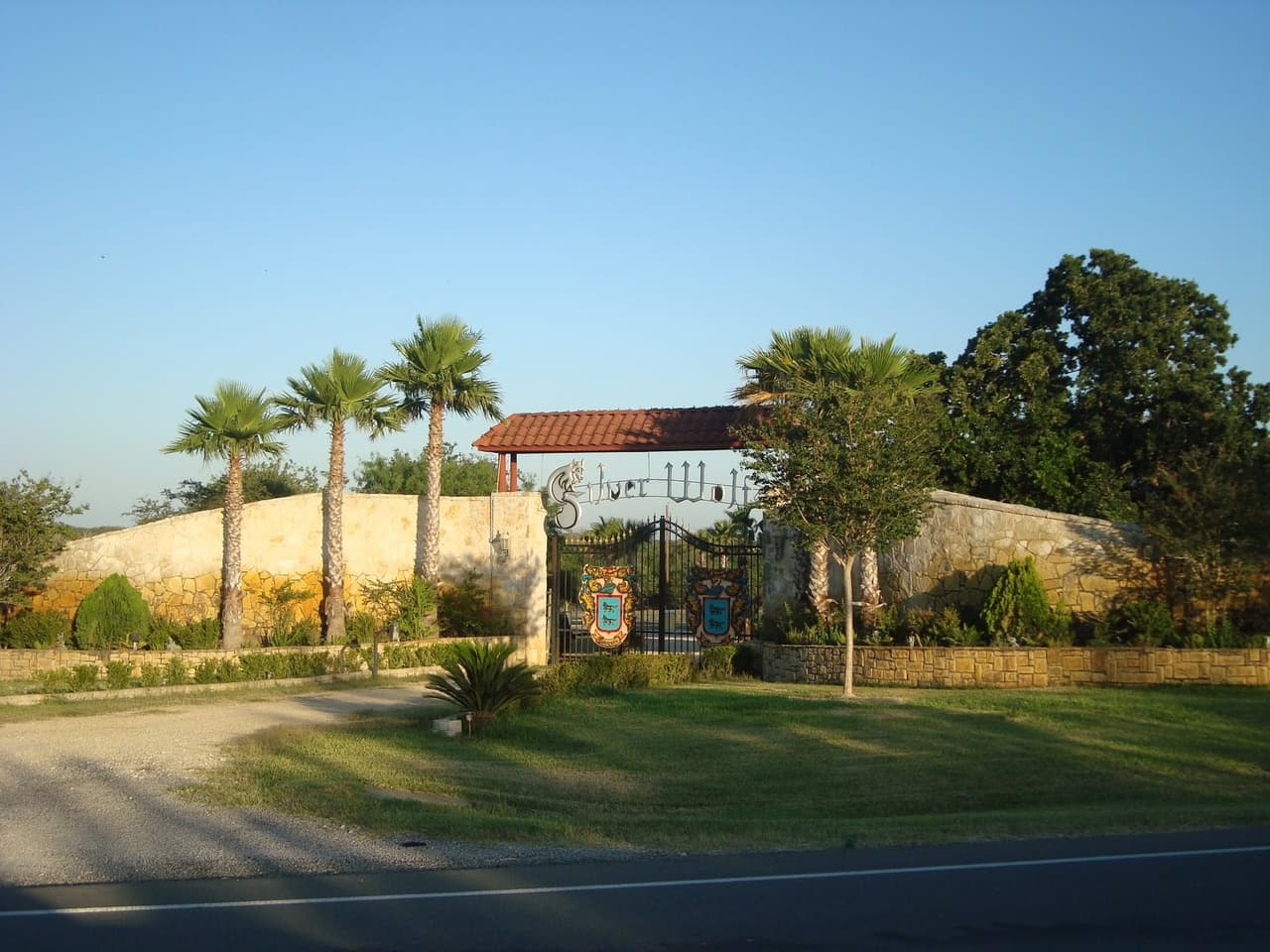 Antes de que la mayor parte del 'Silver Wolf Ranch' abriera sus puertas al público, los Joaquín la usaban como su hacienda privada, donde disfrutaban entre tigres, leones, búfalos, venados, osos y caballos.