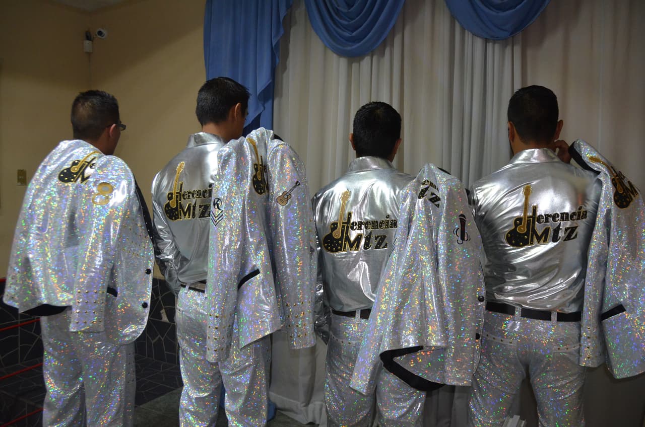 La música que ellos tocan y que poco a poco los ha dado a conocer, es del género sierreño.