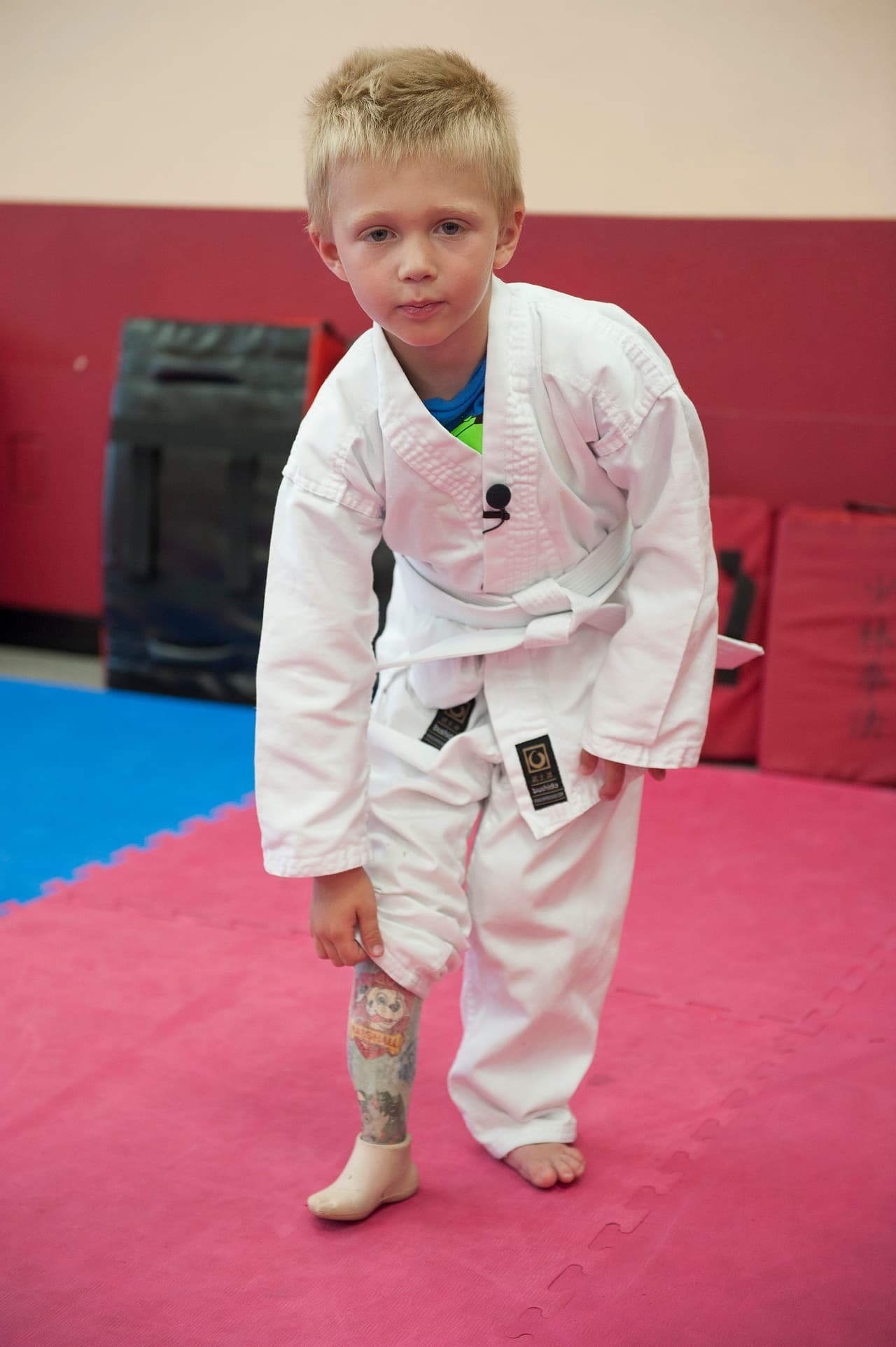 El pequeño Liam Brenes, del sur de California, fue la víctima de un robo que lo despojó de su pierna artificial y su historia ha conmocionado a centenares de individuos quienes se han dedicado a la tarea de ayudar al menor y su familia.