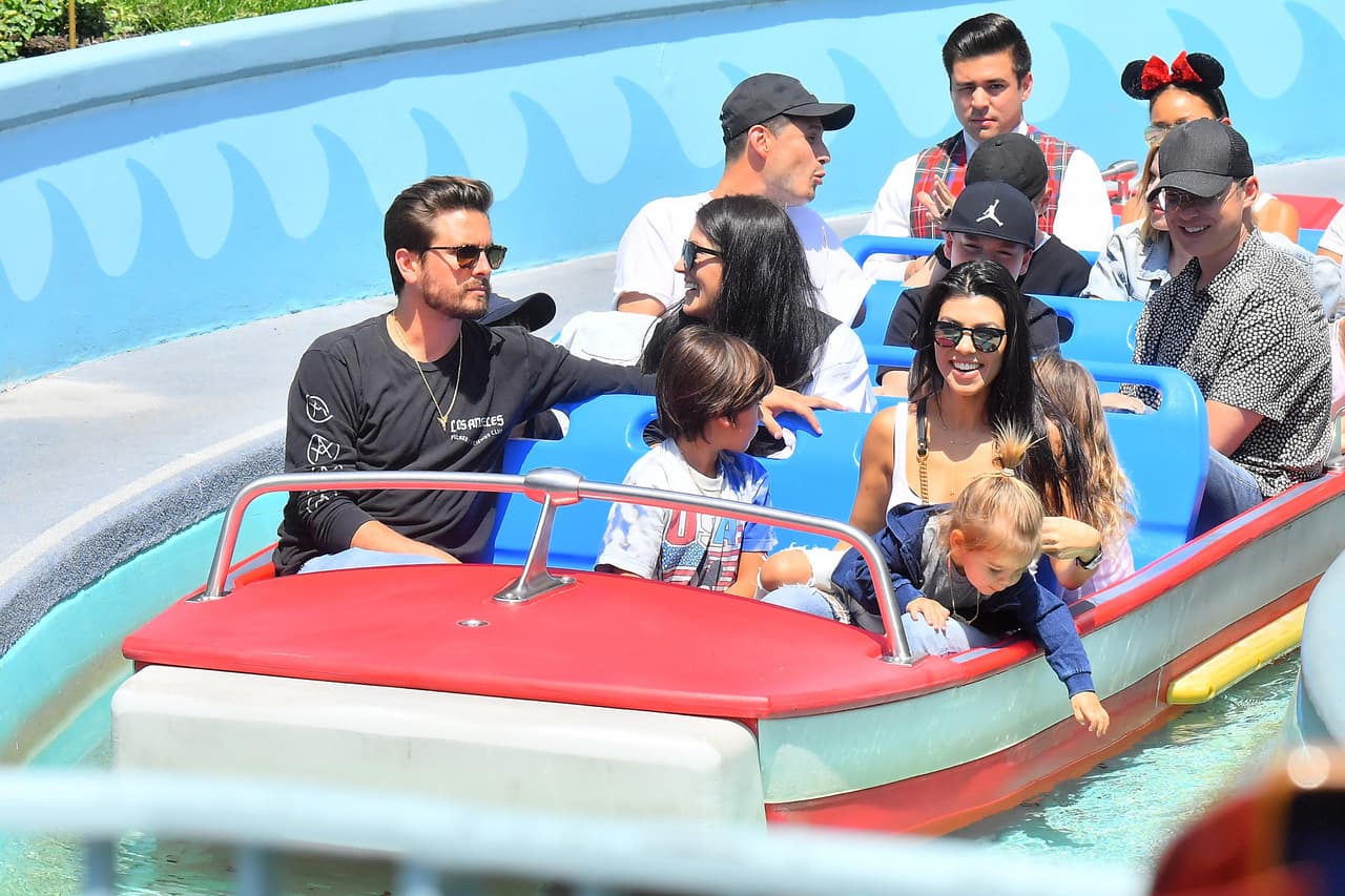 Kourtney, Scott y los chicos disfrutaron de juegos clásicos como 'It's A Small World', 'Thunder Mountain', 'Dumbo' y 'Mr Toad's Wild Adventure'.