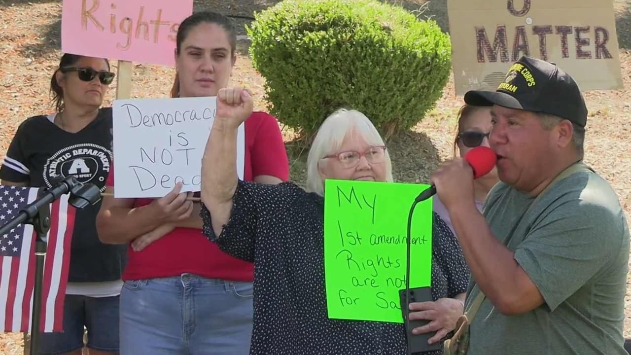 Residentes de Avenal exigen la salida de los concejales destituidos por voto popular pues dicen siguen en su cargo
