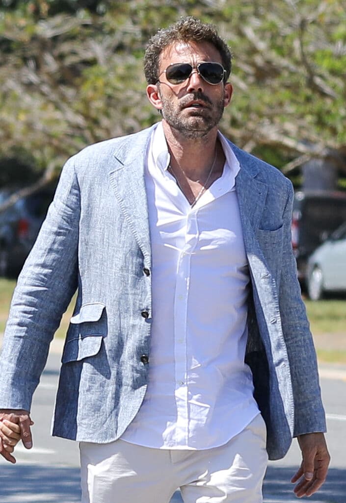 El intérprete de Batman acentuó el look de camisa y pantalón blanco con un saco azul. En el 'outfit' veraniego que lució el accesorio principal fue su sortija de matrimonio.