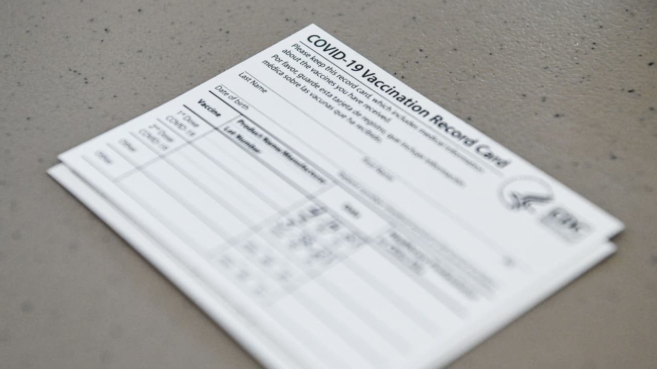 Los Ángeles estudia una medida para que los restaurantes requieran comprobante de vacunación a sus clientes