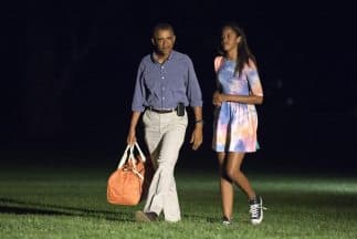 Obama llega a Washington en compañía de su hija Malia.