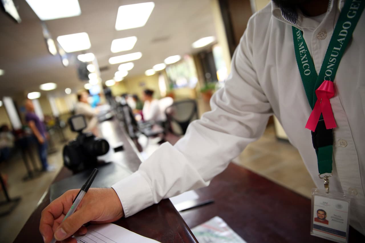 Vestidos de blanco y portando moño rosa, empleados demandan mejorar condición laboral