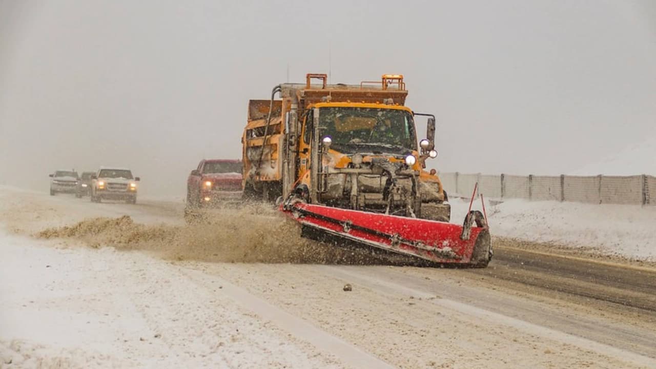 Alertan por condiciones de camino peligrosas por la caída de lluvia y nieve en Arizona