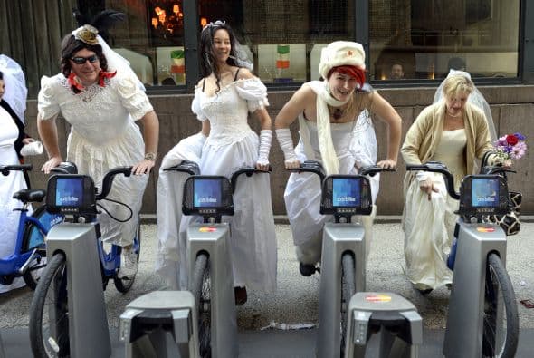 Las novias de marzo se inició en 1999 como un evento Cacophony Sociedad anual que tiene lugar el 15 de marzo, la intervención pretende ser una parodia de las bodas en la cultura occidental. El evento forma parte de un teatro de la calle con hombres y mujeres vestidos con trajes de novias, que salen a las calles de Nueva York y posan en diferentes puntos de la ciudad.