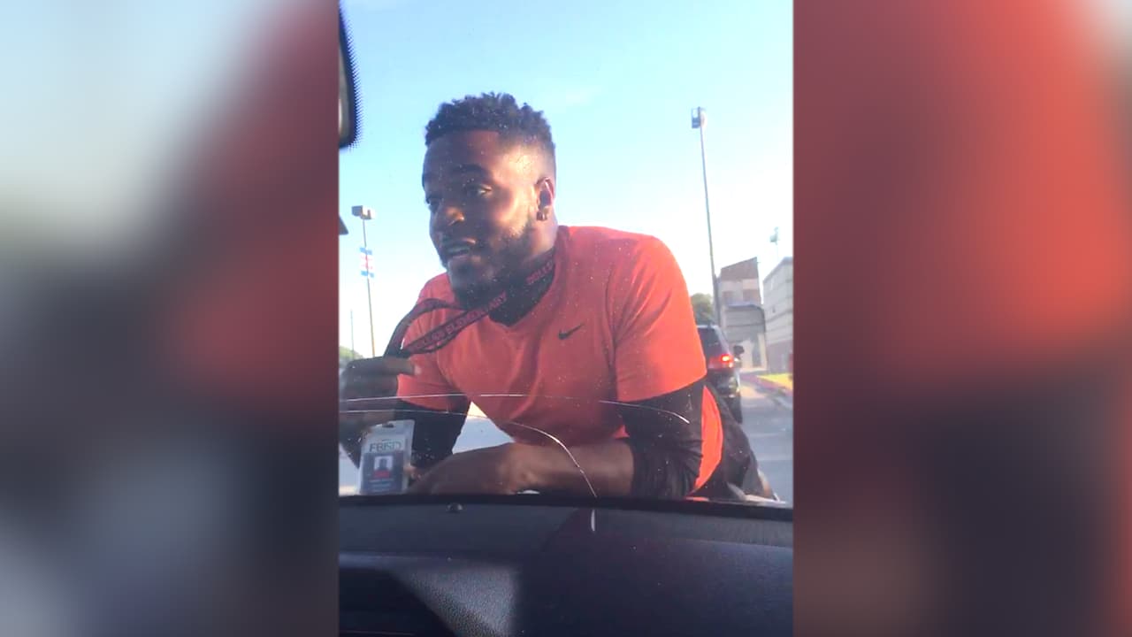 Video: Conductora se cuela en una fila de tráfico escolar y un profesor se monta en su capó para tratar de pararla