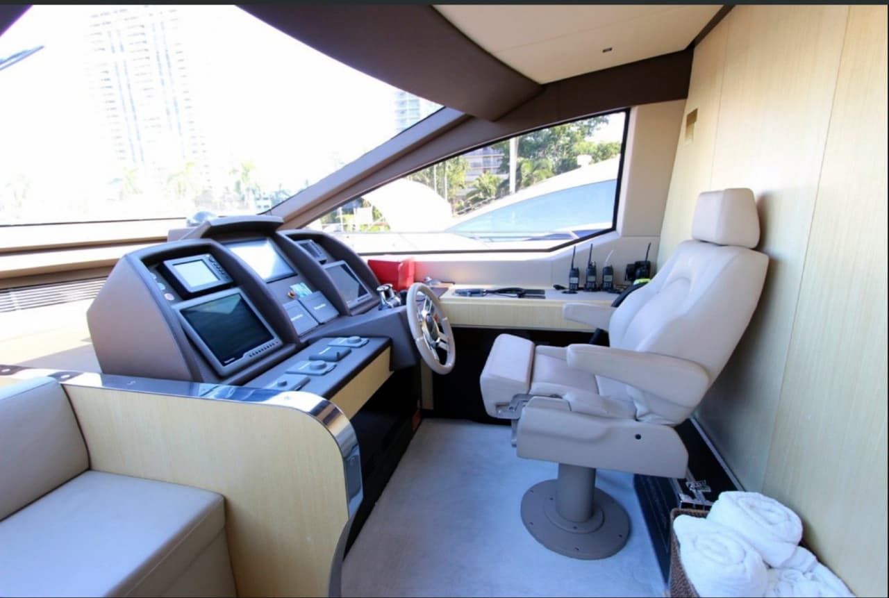 El Azimut 84 Flybridge 2013 está impulsado por dos motores Cat C32 Acert, cada uno con la capacidad de producir 1,723 caballos de potencia, para un total de 3,446 caballos de fuerza.