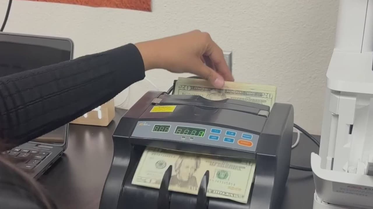 Estudiantes manejan una sucursal bancaria en su propia escuela: habilidades para el futuro