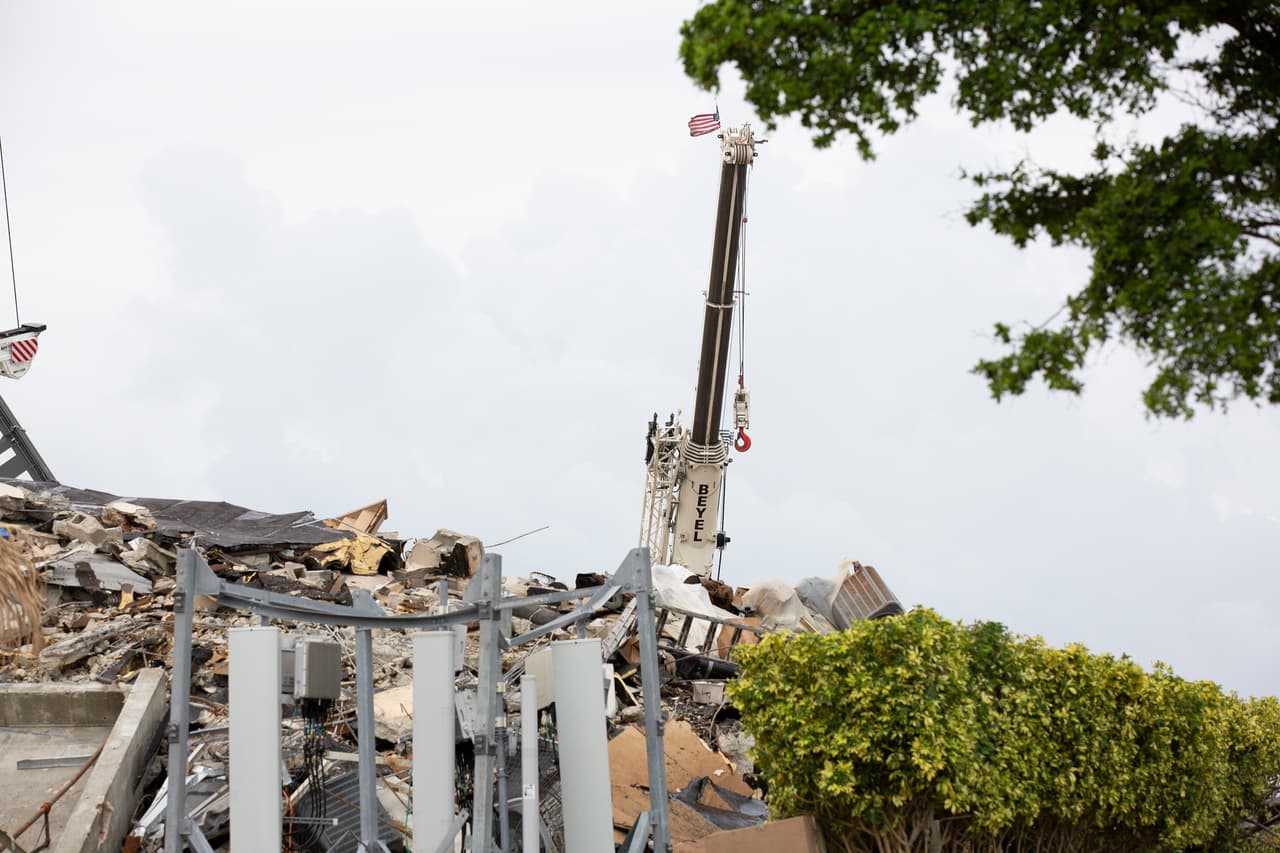 Tras el derrumbe de la parte que seguía en pie, durante la noche del pasado domingo, 
<b>Univision Noticias pudo acceder a la zona del desastre</b>, donde el operativo de búsqueda y rescate se tuvo que detener durante unas dos horas debido a los rayos y ráfagas 
<a href="https://www.univision.com/noticias/huracanes/en-vivo-trayectoria-de-la-tormenta-tropical-elsa">provocados por el huracán Elsa</a> que se continúa acercándose a la Florida. 
<br>