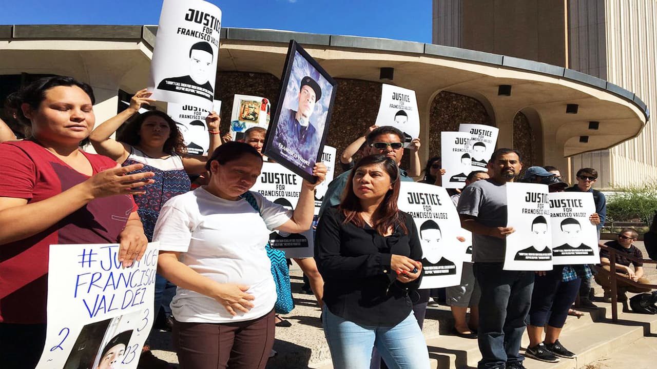 Una madre exige a la policía de Phoenix que investigue la muerte de su hijo tras recibir disparos de un oficial