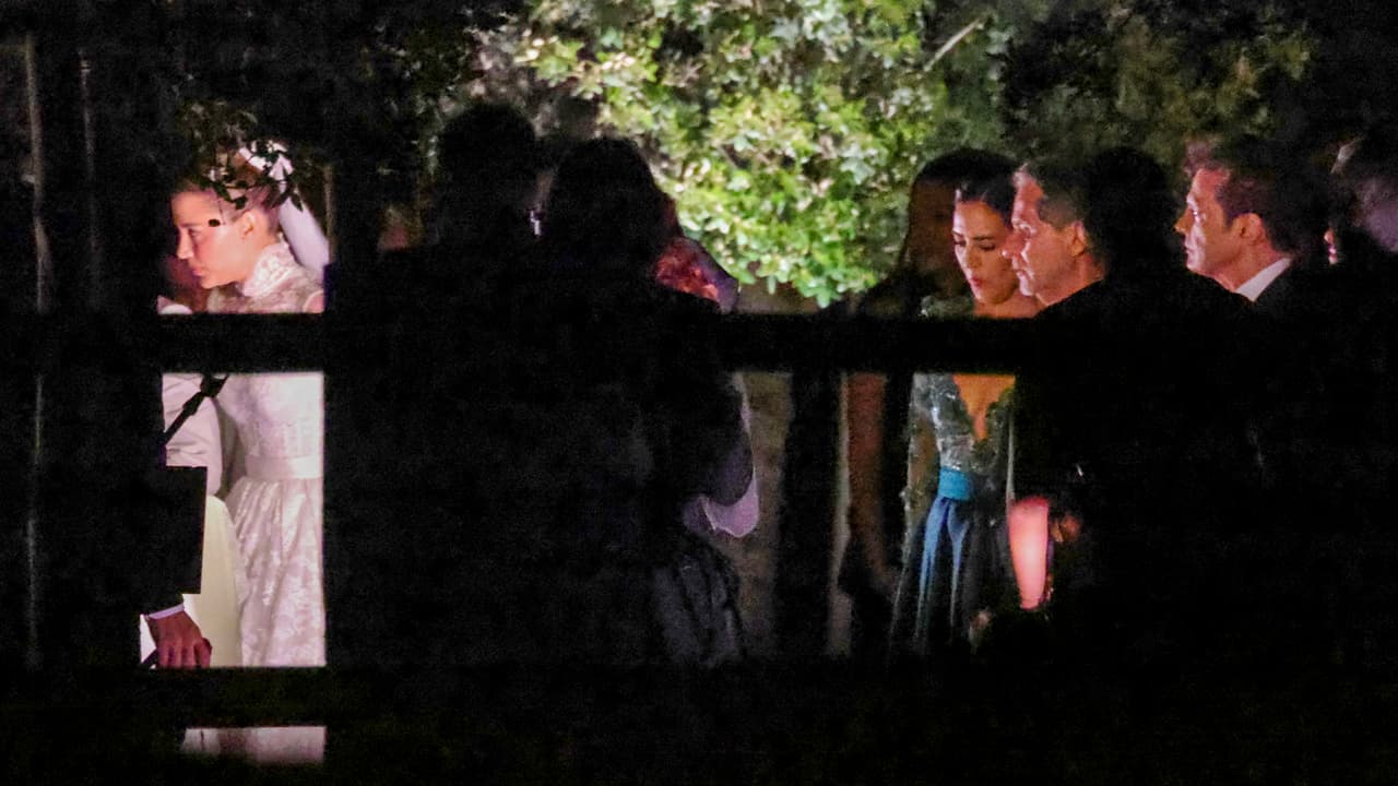 En esta foto se aprecia a Luis Miguel parado detrás de Stephanie Salas y su novio Humberto Zurita.