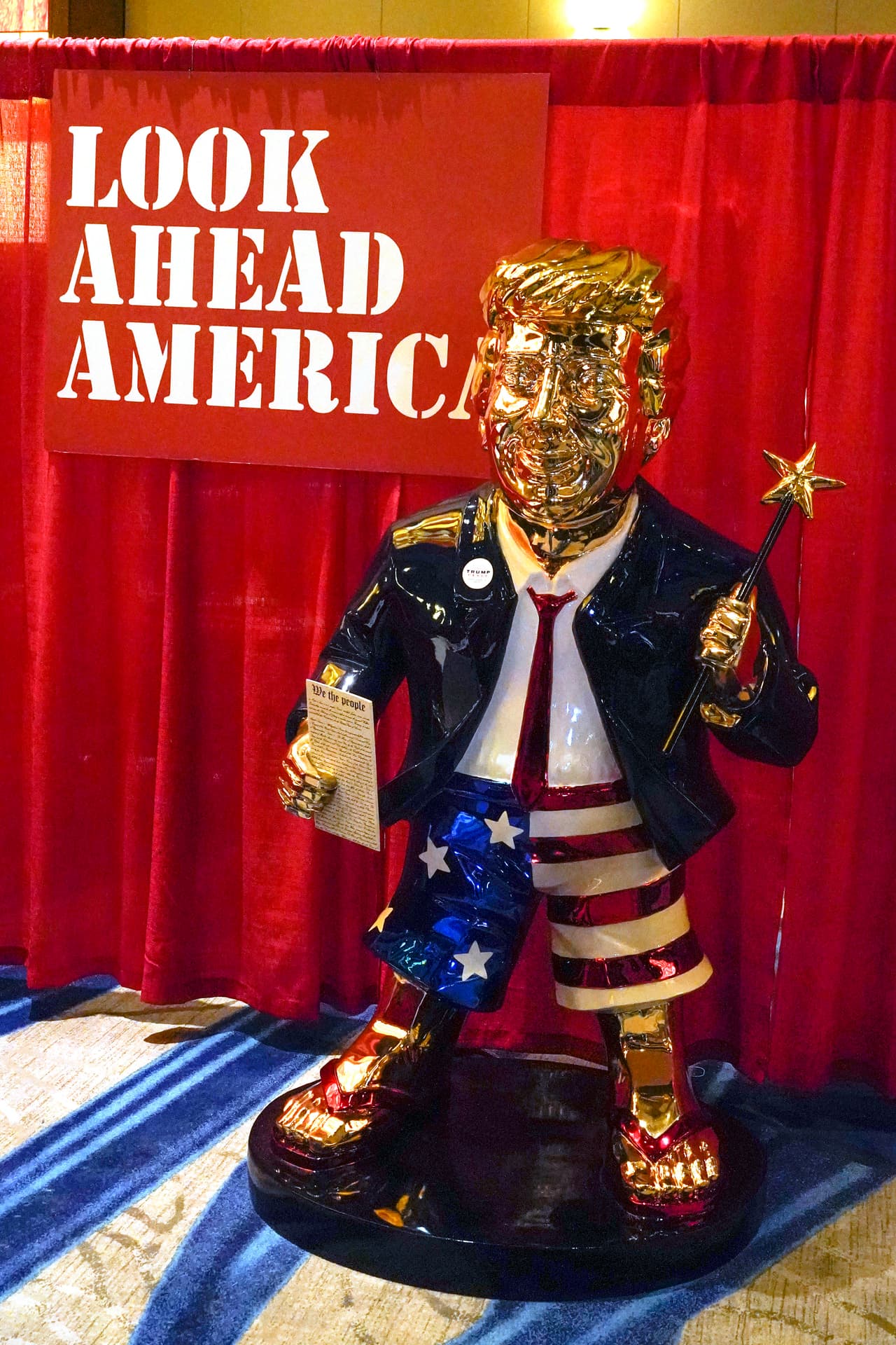 Zegan, quien vive en California, le dijo a CNN que decidió crear la estatua del expresidente al ver las múltiples imágenes que se burlaban de Trump,
<a href="https://edition.cnn.com/2021/02/26/politics/trump-gold-statue-cpac-2021/index.html" target="_blank">como las que lo ponían desnudo en un inodoro. </a>
<br>
<br>El artista indicó que esta pieza es en realidad un molde de fibra de vidrio de una escultura real de acero inoxidable que tiene almacenada en Tampa, donde anhela crear una exhibición.
<br>
<br>