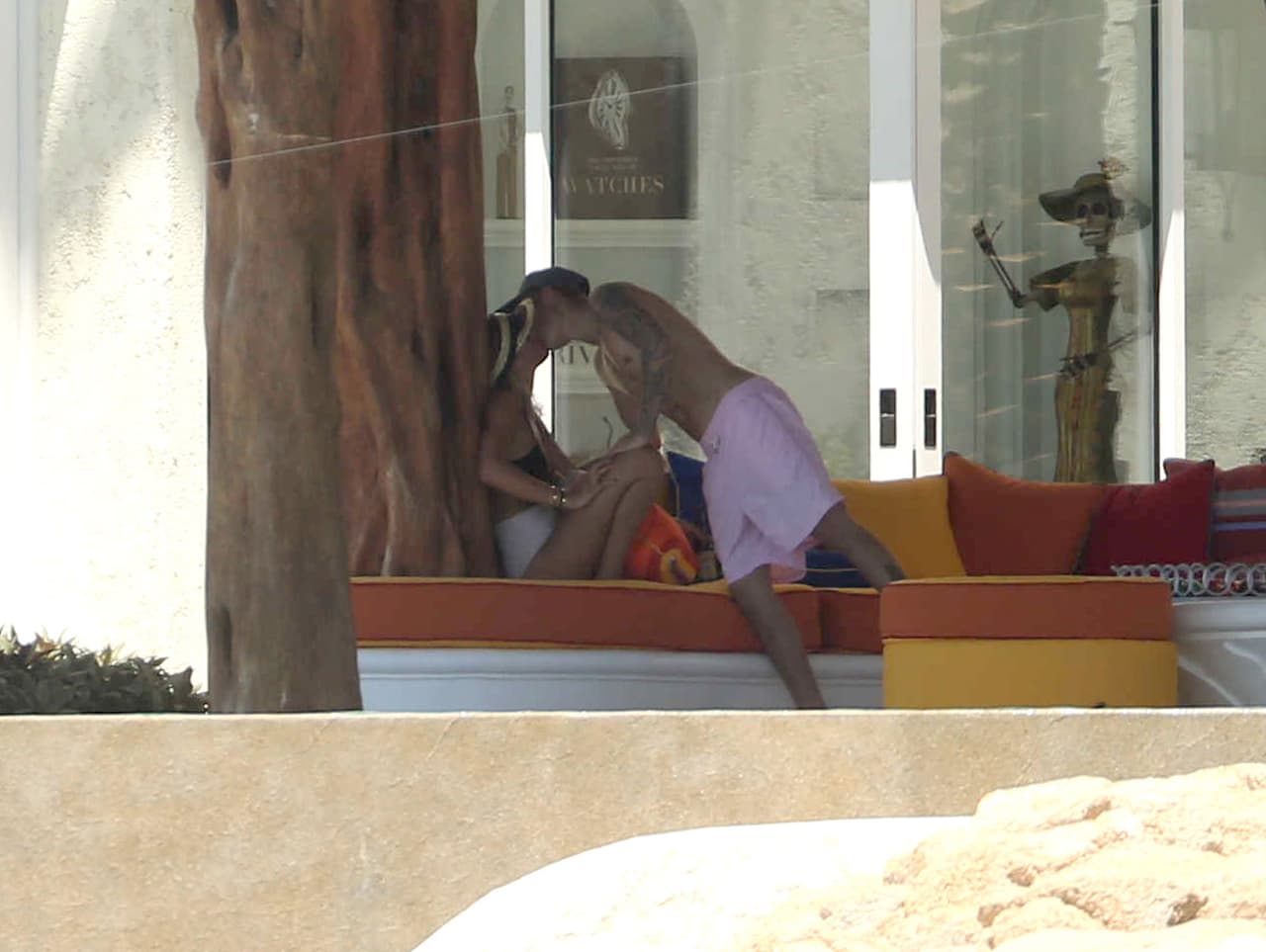 Muchos han criticado al cantante por su nueva pareja.