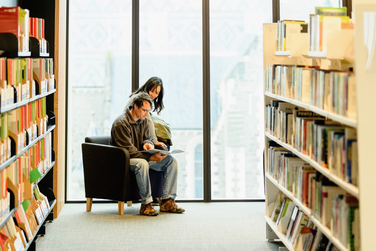 Visitar la bliblioteca, es una buena idea para inculcarles el amor a la lectura, un hábito maravilloso que les dará una vida de aventuras y conocimientos.
<br>