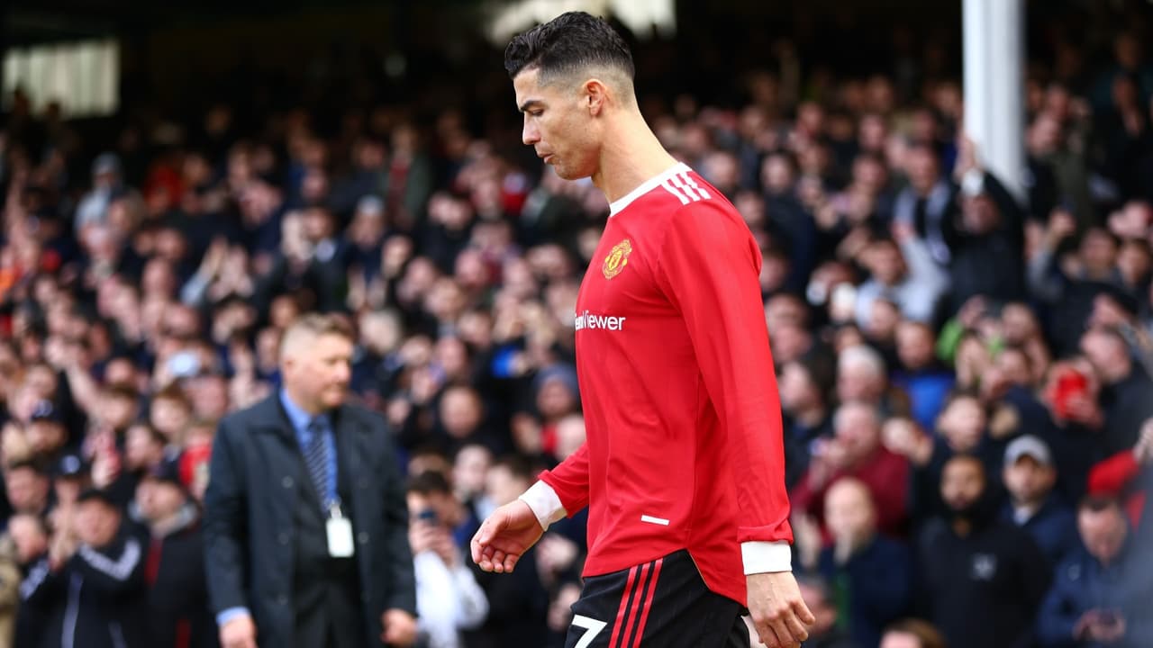 La policía amonestó a Cristiano Ronaldo por tirar al piso el móvil de un fan