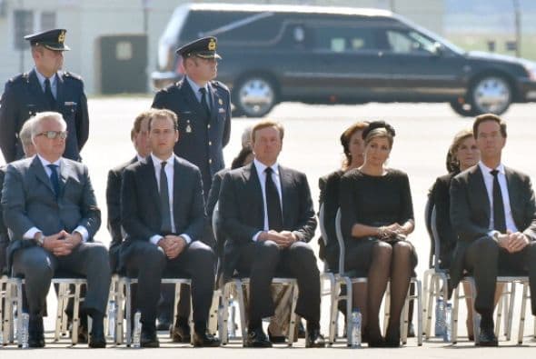 Los Reyes de Holanda estuvieron acompañados también por algunos familiares de las víctimas.