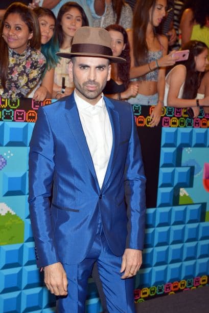 Como siempre, el talento de Univision llegó en grande a la alfombra de Premios Juventud. El azul, los colores vivos y la moda veraniega predominó.