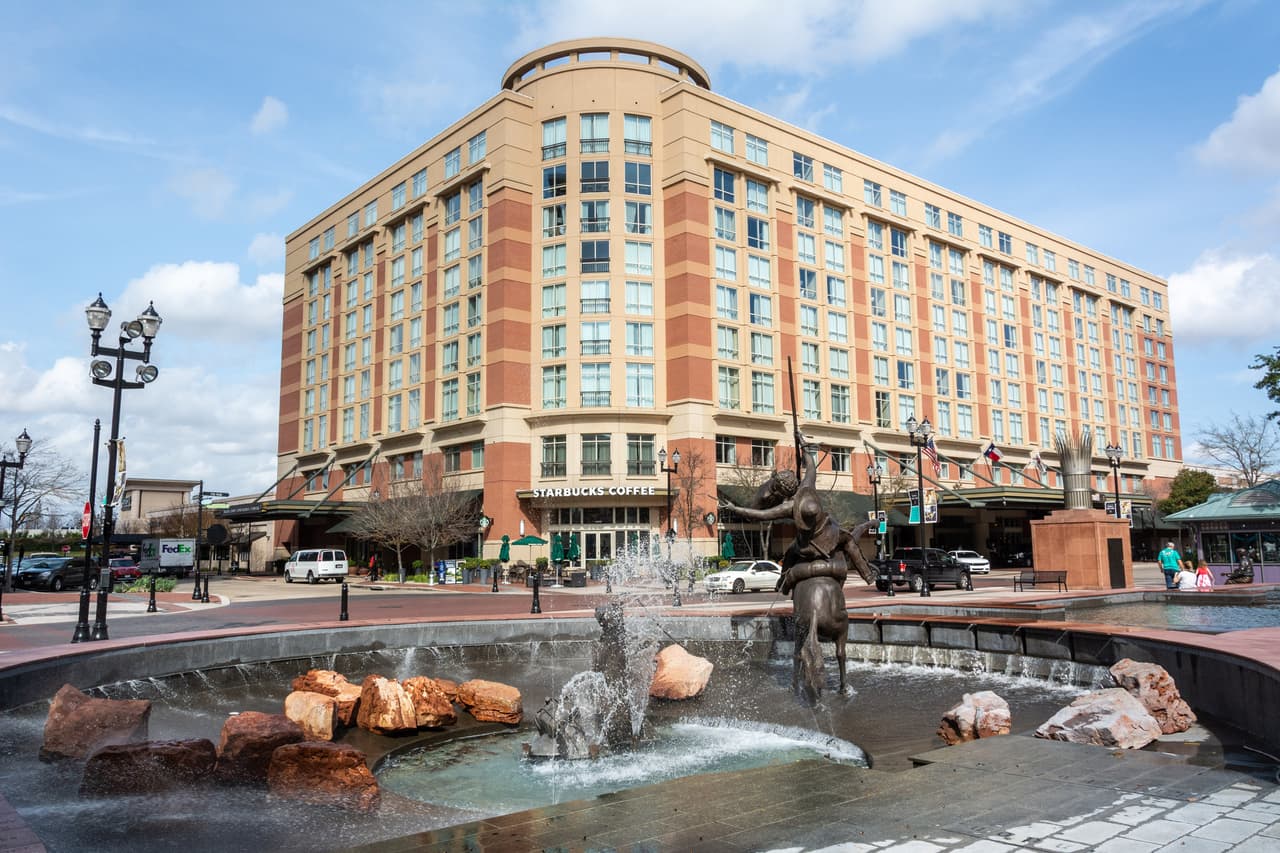 <h3 class="cms-H3-H3">17. Sugar Land</h3>
<br>
<br>Por su historia, puesto que este lugar fue el hogar de una importante refinería de azúcar, se se le llama la "Ciudad más dulce de Texas", y también es una de las de más rápido crecimiento. A menos de 20 millas en automóvil de Houston, Sugar Land es conocida por sus escuelas, que son calificadas con un 20% por encima del promedio que analiza GreatSchools.
<br>
<br>🏡
<b> Estado: </b>Texas
<br>
<br>🏡 
<b>Condado: </b>Fort Bend
<br>
<br>🏡 
<b>Población: </b>123,222