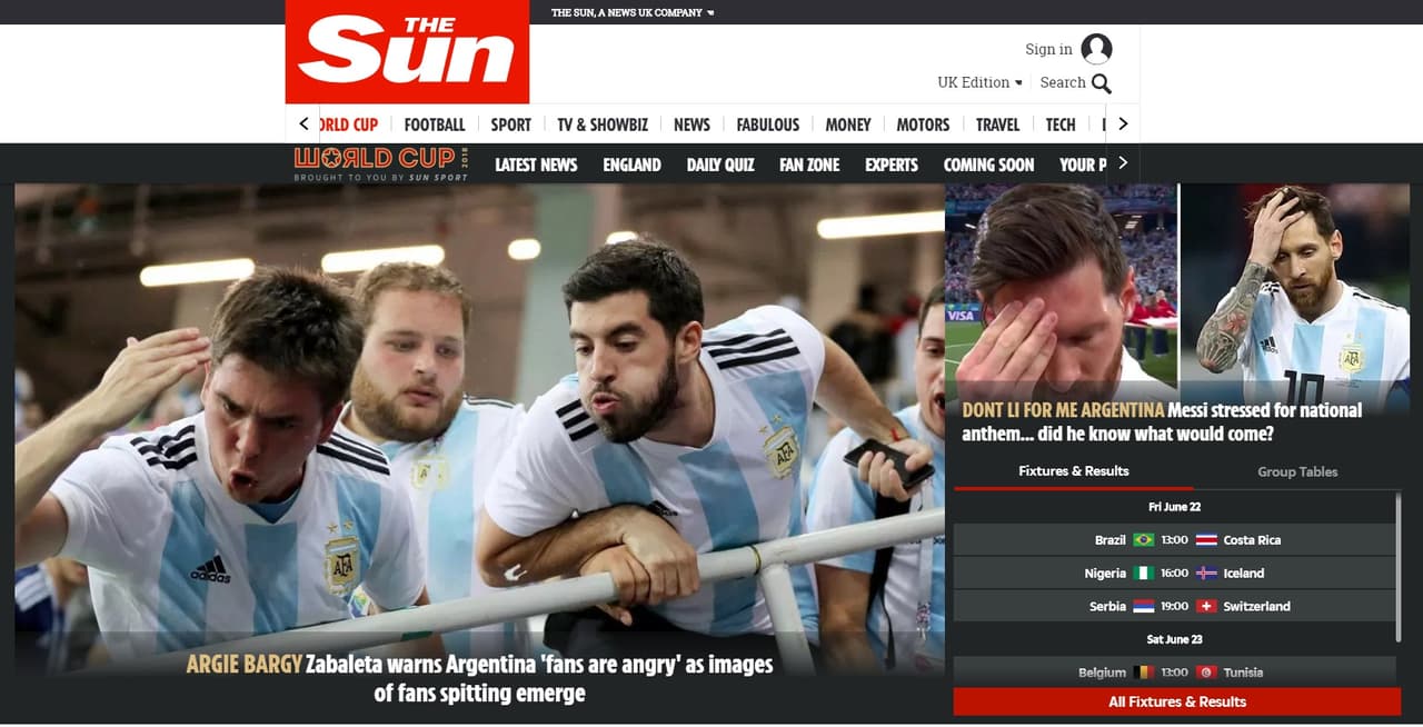 The Sun (Inglaterra) destacó la imagen de aficionados escupiendo a la Albiceleste cuando abandonó la cancha y el estrés de Messi desde el himno, como si supiera lo que iba a pasar.