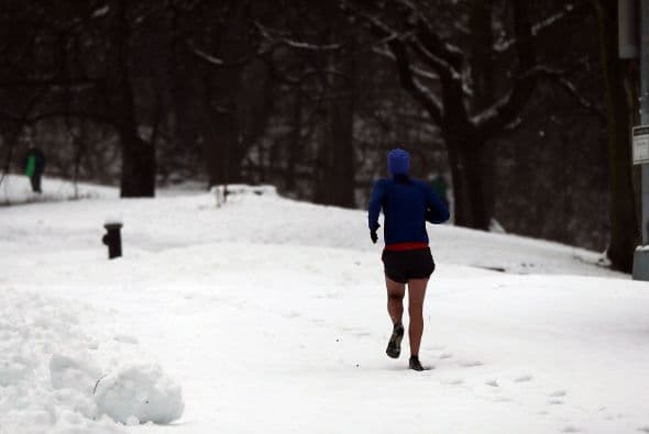 También hay advertencias de tormenta de invierno y avisos en los estados que van de Maine a Indiana. Este corredor desafió al clima y lo hizo con sus pequeños shorts.