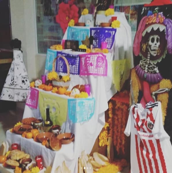 En varios concursos las ofrendas fueron dedicados a la lavandera morena. En éste, por ejemplo, incluyeron una playera del equipo de fútbol soccer de las Chivas, que usaba en algunas ocasines como parte de su personaje.