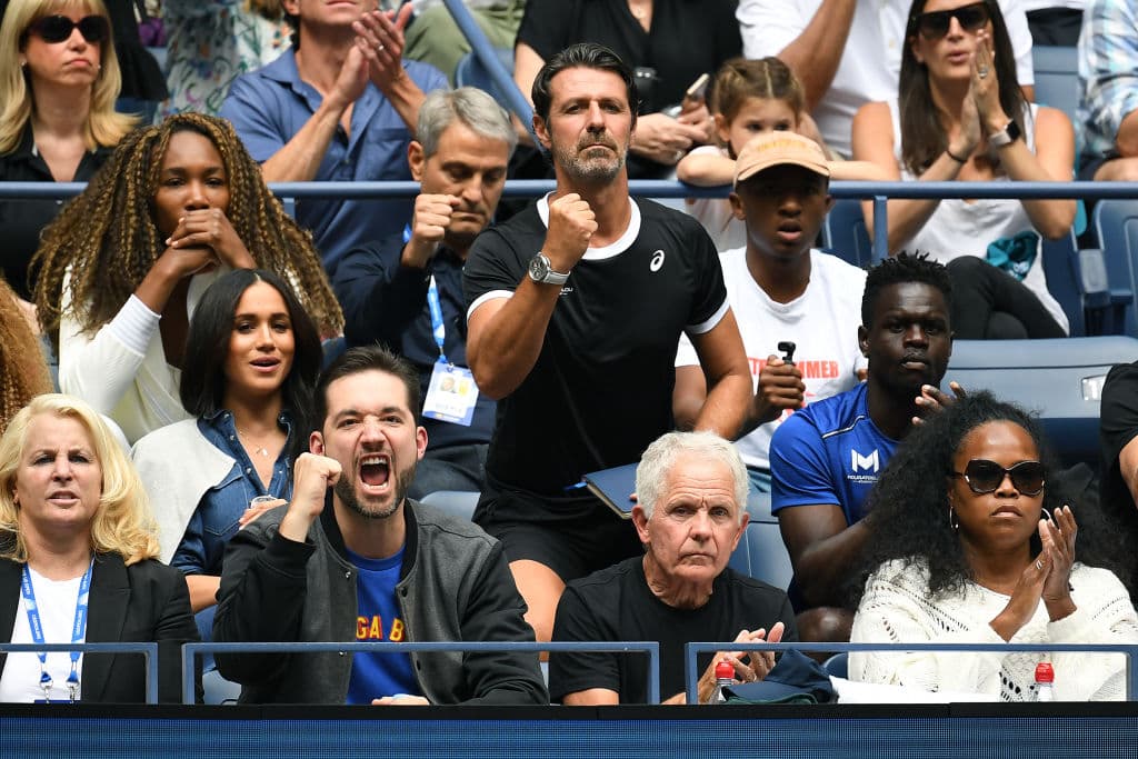 Markle también disfrutó el encuentro con Venus Williams (parte superior izquierda), quien es la hermana mayor de Serena. Patrick Mouratoglou (hombre de pie), estuvo sentado al lado de la duquesa de Sussex, él es el entrenador de la tenista.