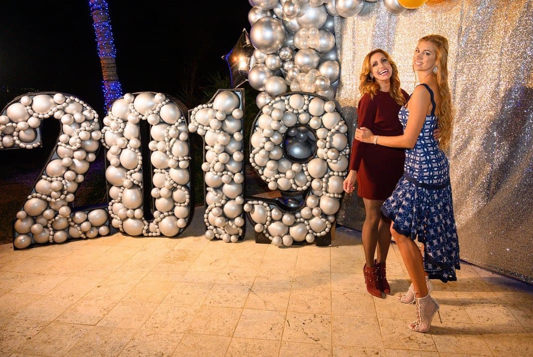A principios de diciembre, 
<b><a href="https://www.univision.com/shows/el-gordo-y-la-flaca/lili-estefan-celebra-en-grande-a-su-hija-lina-tras-vivir-una-importante-experiencia-de-su-ultimo-ano-escolar-fotos">celebró en grande</a></b> el 'winter formal' de Lina Luaces. Este baile es importante para las dos, ya que es uno de los eventos que anteceden a la graduación de su hija, quien cursa el último año escolar.