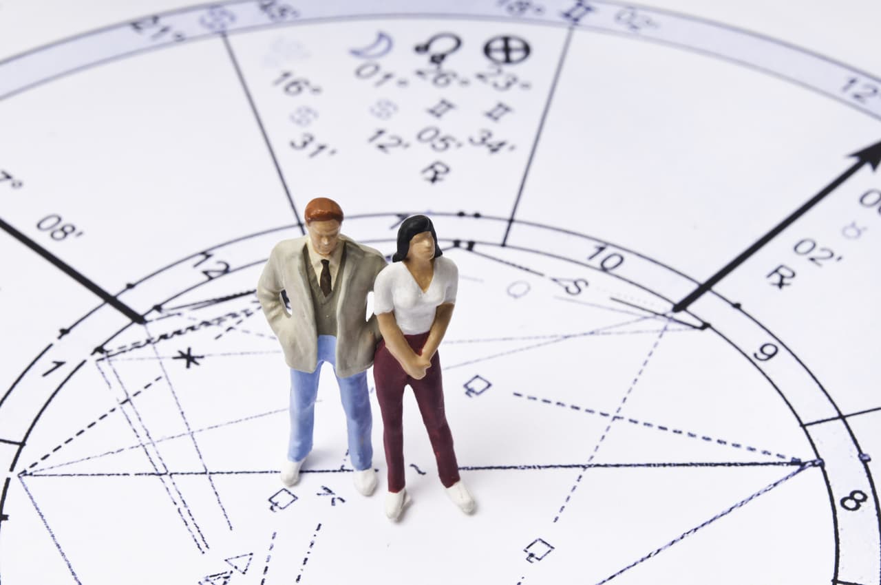 Precisamente para determinar el mayor o menor grado de compatibilidad es que en astrología se hace un estudio llamado “sinastría” en el que se comparan dos cartas natales. 
<br>