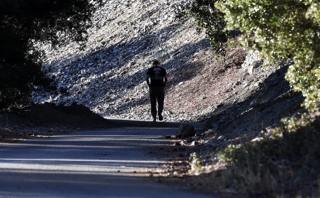 La multa de $5,000 ha recibido críticas por parte de senderistas que la encuentran demasiado alta. Tampoco consideran justo 6 meses en prisión. Sin embargo, el
<b><a href="https://www.univision.com/local/los-angeles-kmex/por-esta-razon-se-da-nombre-incendios-forestales-en-california" target="_blank">Servicio Forestal de los Estados Unidos</a></b> defendió la penalidad pues se trata de evitar la pérdida de vidas. Las personas tendrán que
<b>pensarlo dos veces antes de entrar</b> a los senderos cerrados.