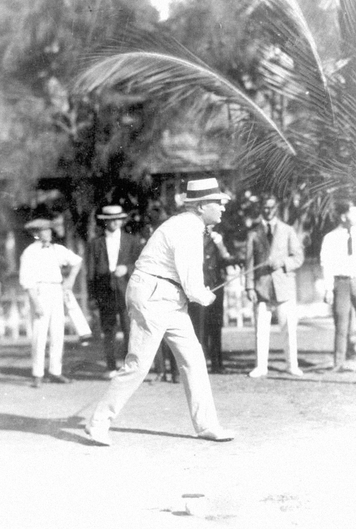 La sorpresiva muerte del presidente de un ataque al corazón, a solo dos años de comenzar su mandato en 1923, impidió que el plan de descansar en la mansión de Sarasota se materializara. Warren G. Harding era un asiduo visitante de Florida, esta fotografía de 1921 fue tomada durante un partido de golf que jugaba en Miami Beach.
<br>