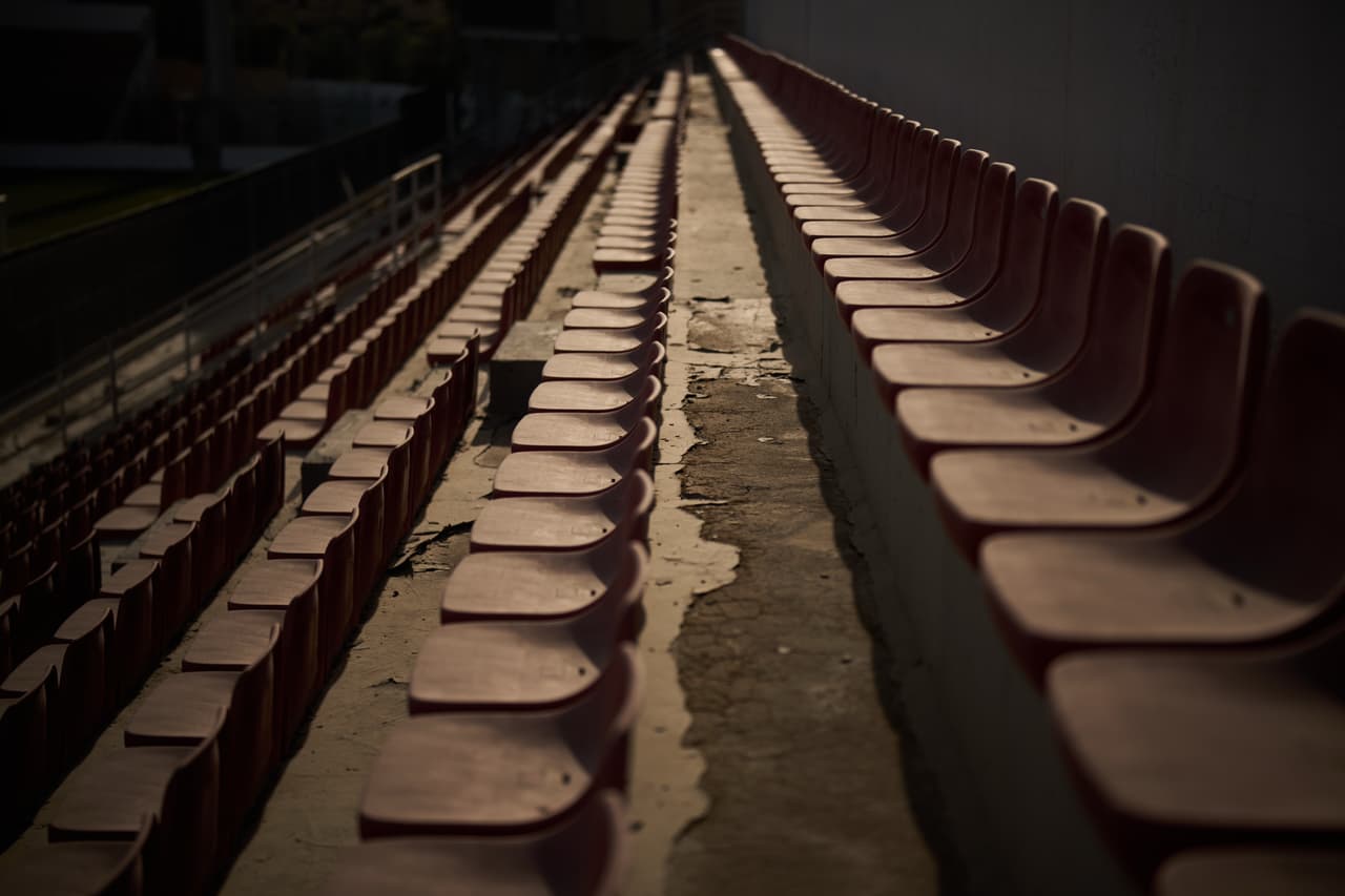 Asientos vacíos bordean las gradas del estadio Faisal al-Husseini en la ciudad de Al-Ram, en Cisjordania, el lunes 11 de mayo de 2026. (Foto AP/Leo Correa)