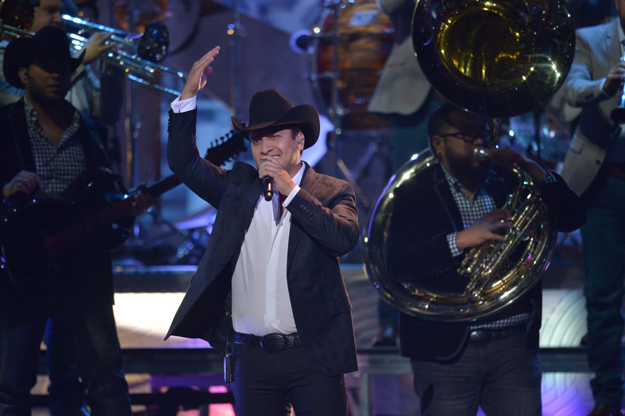 Hizo que el público cantara junto a él.