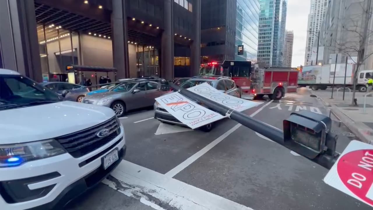 Poste cae sobre autos en el Centro de Chicago; es el segundo en un mes en la misma esquina