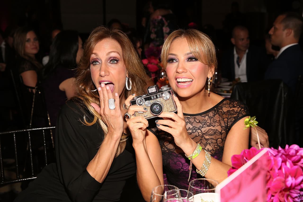 La conductora ha estado en cada evento de la cantante y por su parte la intérprete de 'Equivocada', también ha sorprendido a su gran amiga, como en su cumpleaños cuando la celebró con una sesión completa de masaje, peinado y maquillaje que la misma Thali le dio.