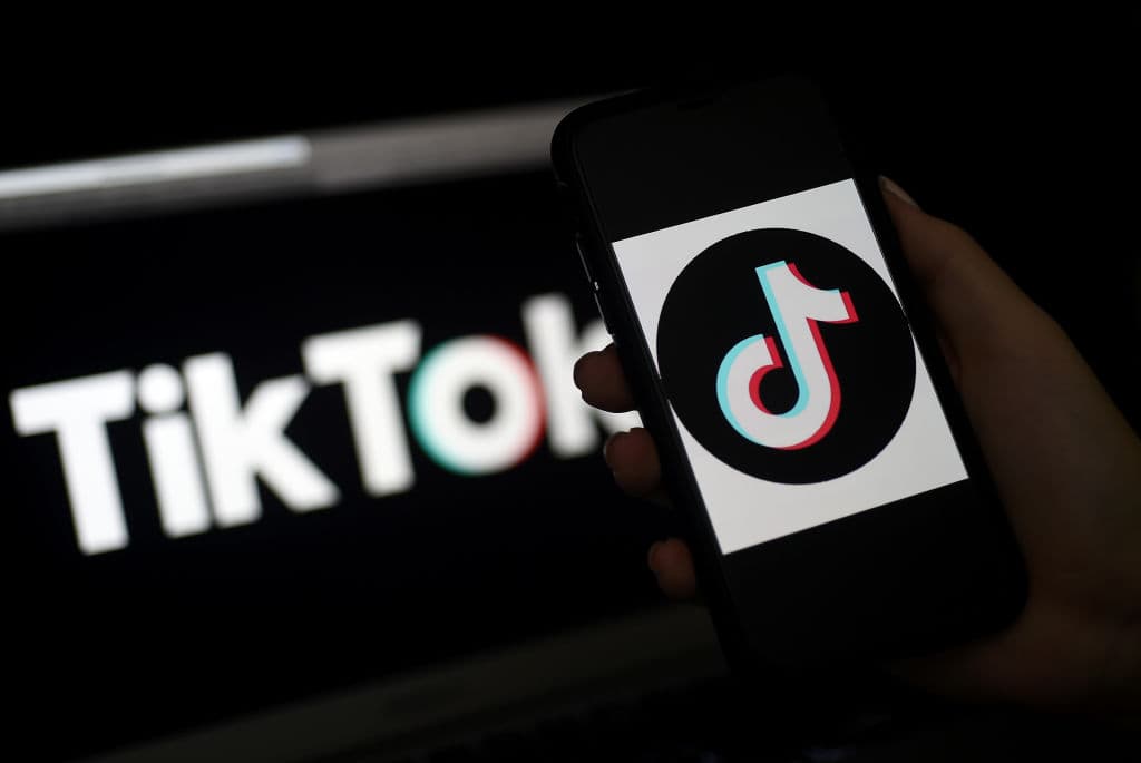 TikTok endurece sus políticas de publicación para cerrarle la puerta a teorías conspirativas y discursos de odio