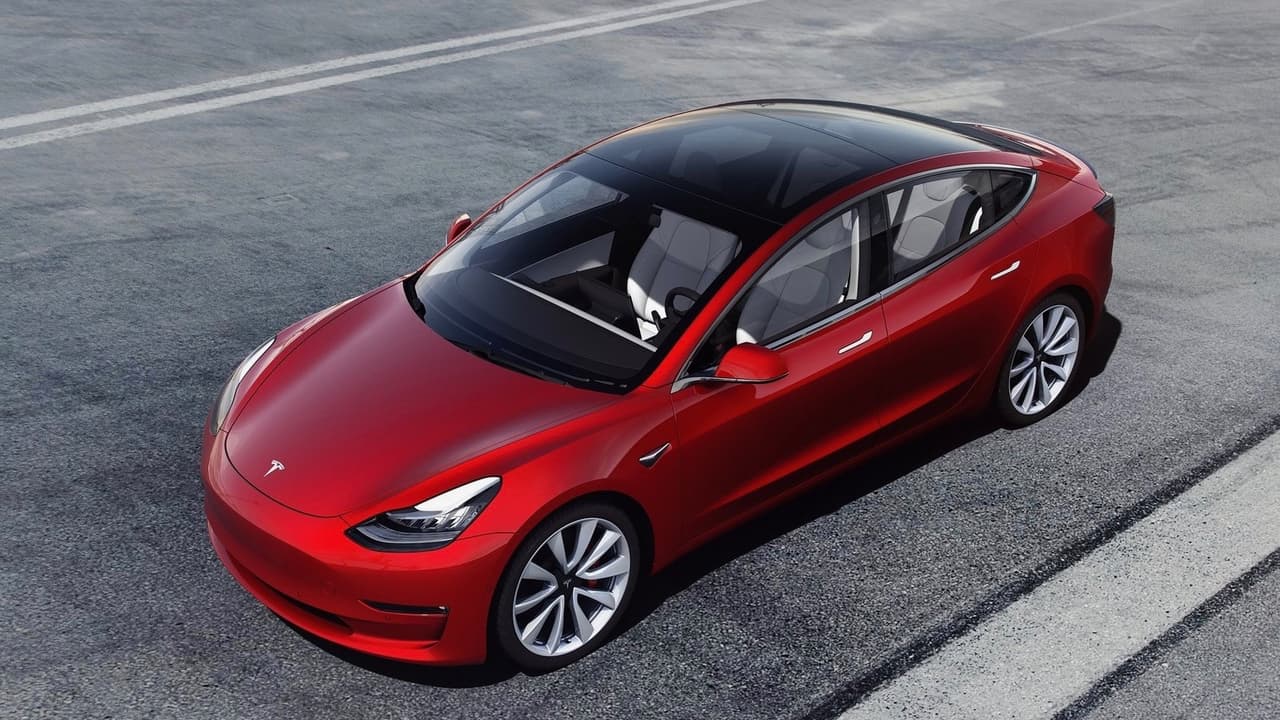 <h3 class="cms-h3-H3">27. Tesla (32 puntos)</h3>
<br>Aunque el Model 3, el primer compacto de Tesla obtuvo un puntaje individual que lo situó sobre el promedio, sus compañeros de línea no tuvieron la misma surte. El sedán Model S cayó debajo del promedio y la SUV Model X cayó notoriamente por debajo del promedio por problemas con sus puertas de halcón y con su pantalla central. Esto llevó al fabricante a perder seis puestos respecto al ranking de 2017.
<br>Modelo más confiable: 
<b>Tesla Model 3</b>
<br>Modelo menos confiable: 
<b>Tesla Model X</b>