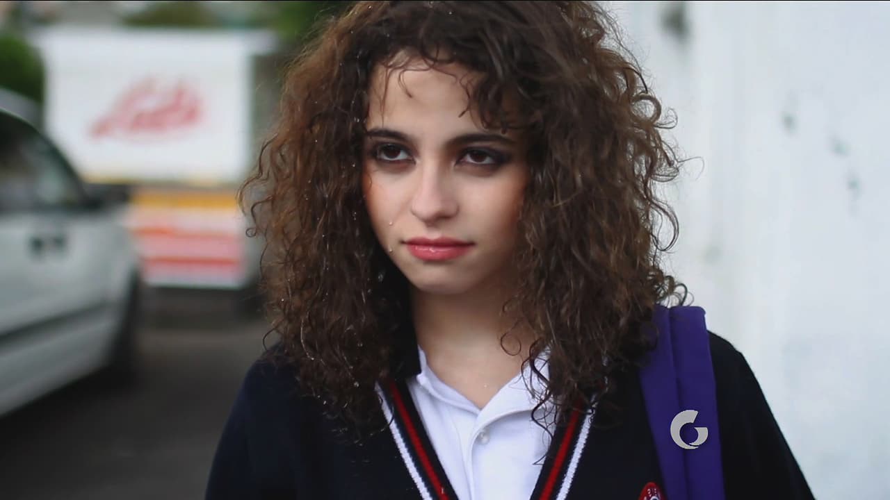 Mientras tanto, es hora de ir a la escuela. Natalia aprovechó el cansancio de sus papás para salir con maquillaje pero un auto la mojó con un charco y ahí comenzó su mala suerte.