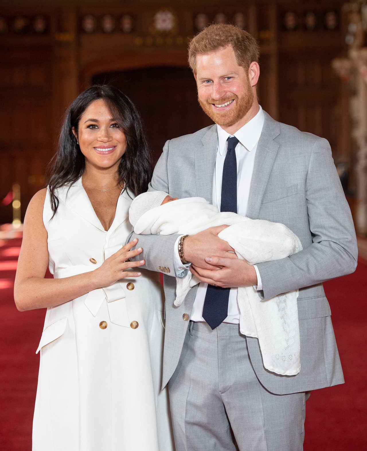 El color elegido tampoco fue casualidad. Meghan mandó otro mensaje igual de poderoso: blanco como símbolo de poder femenino. Un tono que ha sido identificado históricamente con los 
<a href="https://www.univision.com/estilo-de-vida/moda/hillary-clinton-tenia-claro-que-usaria-un-traje-blanco-para-su-ultimo-debate-desde-2015" target="_blank">movimientos de mujeres</a> -en su momento fue el color elegido por las sufragistas inglesas y que Meghan ha usado en 
<a href="https://styleasmeghan.com" target="_blank">diez ocasiones</a>.