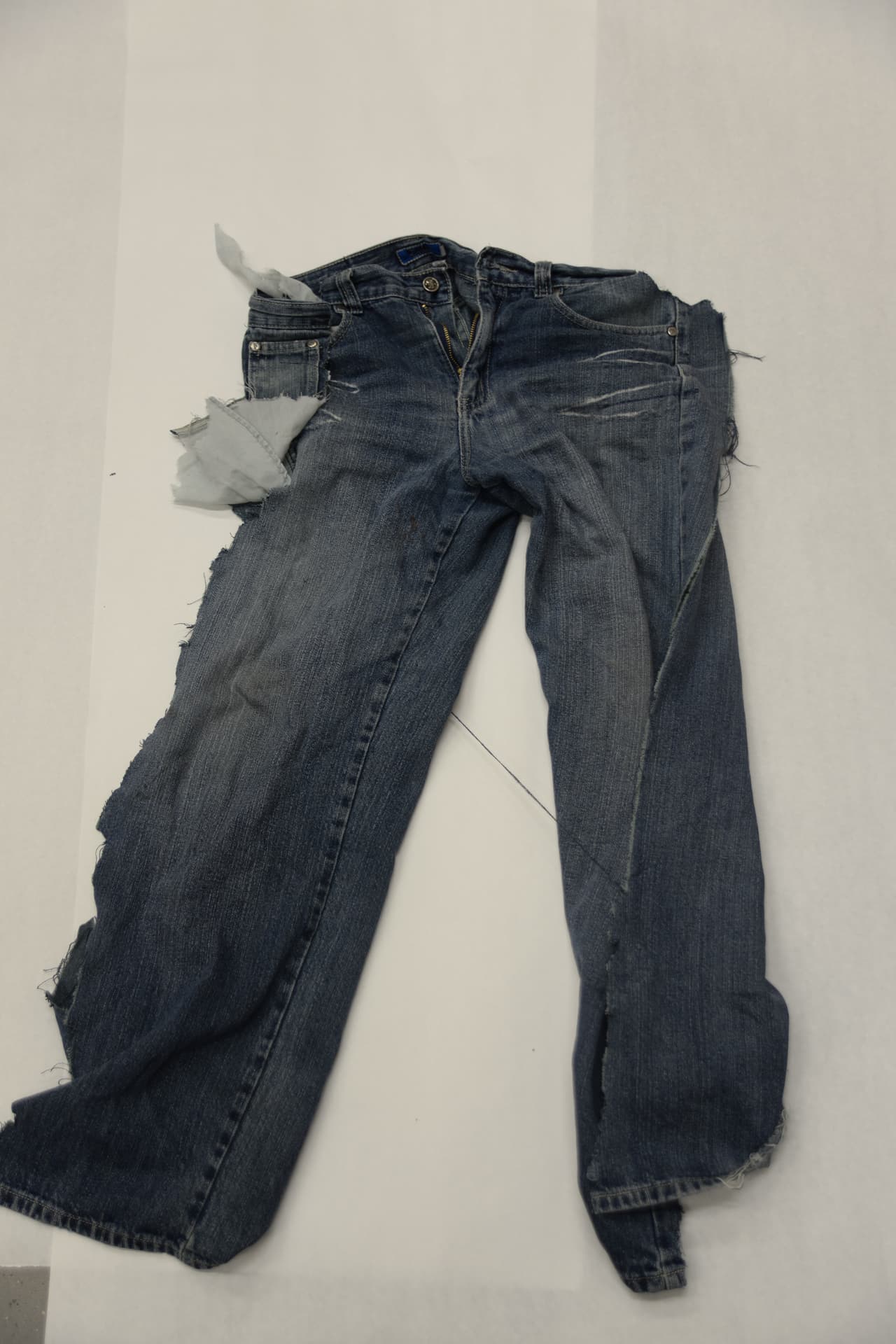 Los jeans que usó la víctima también forman parte de las evidencias de la FIscalía.