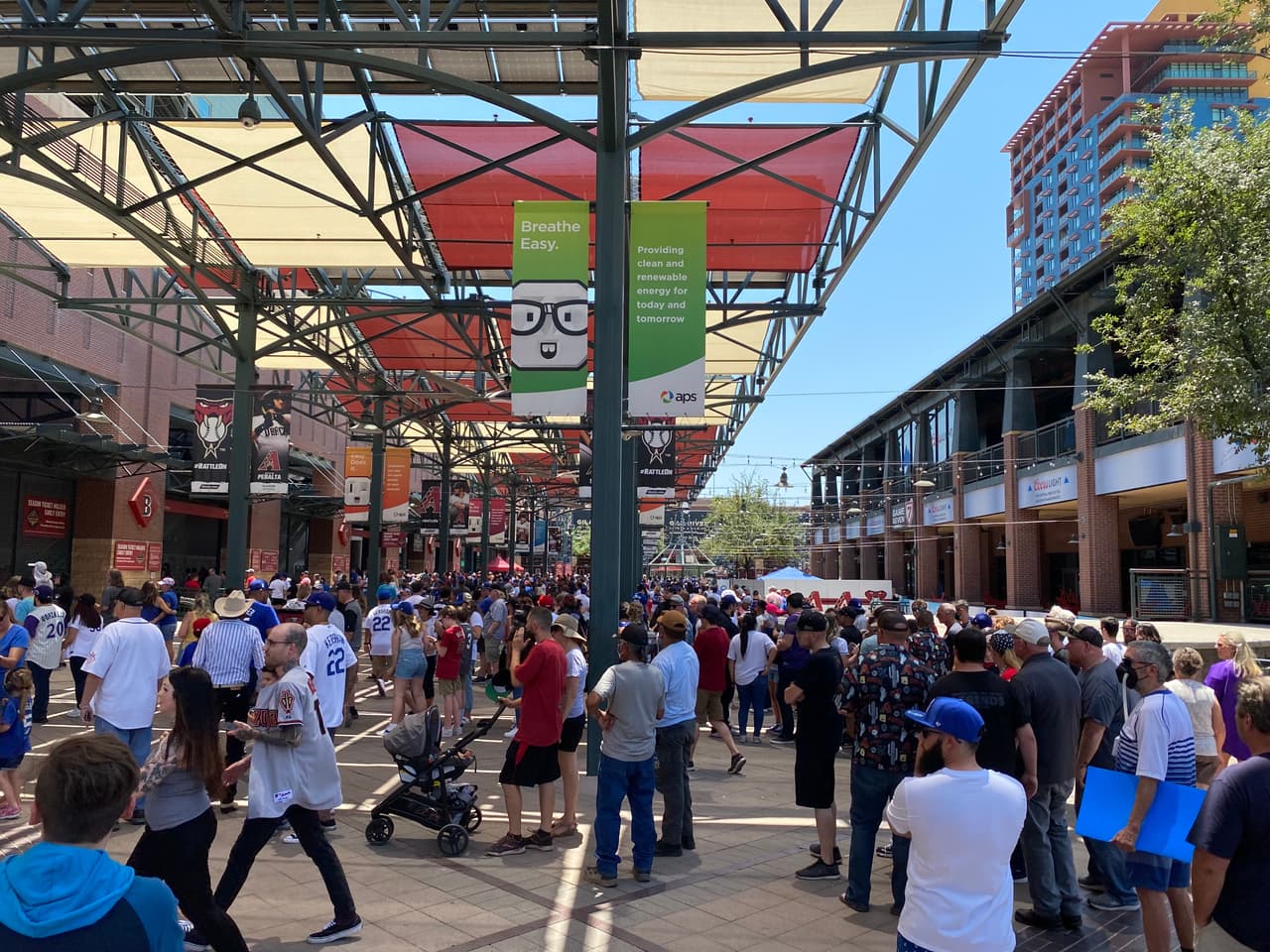 DiamondBacks vs LA Dodgers reactivó la economía del área, hoteles y restaurantes reportaban buena afluencia de visitantes.